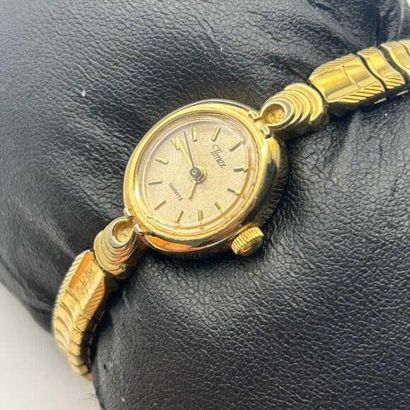 Timex Gold Tone Stainless Steel Women’s Watch Working New Battery - Picture 3 of 8
